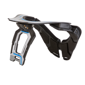 Das MOVEO Nackenschutz CONCEPT von MOVEO, eine schwarz-weiße Nackenstütze mit blauen Akzenten zur Verletzungsprophylaxe im Motorsport, ist auf einem schlichten weißen Hintergrund abgebildet.