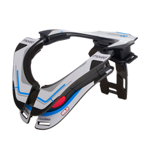 Der MOVEO Nackenschutz CONCEPT von MOVEO in grau, schwarz und blau mit verstellbaren Teilen zeichnet sich durch eine moderne, kantige Linienführung für den Nackenschutz im Motorsport aus. Der Markenname ist gut sichtbar auf weißem Hintergrund angebracht.