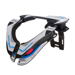 Der MOVEO Nackenschutz CONCEPT von MOVEO in grau, schwarz und blau mit verstellbaren Teilen zeichnet sich durch eine moderne, kantige Linienführung für den Nackenschutz im Motorsport aus. Der Markenname ist gut sichtbar auf weißem Hintergrund angebracht.