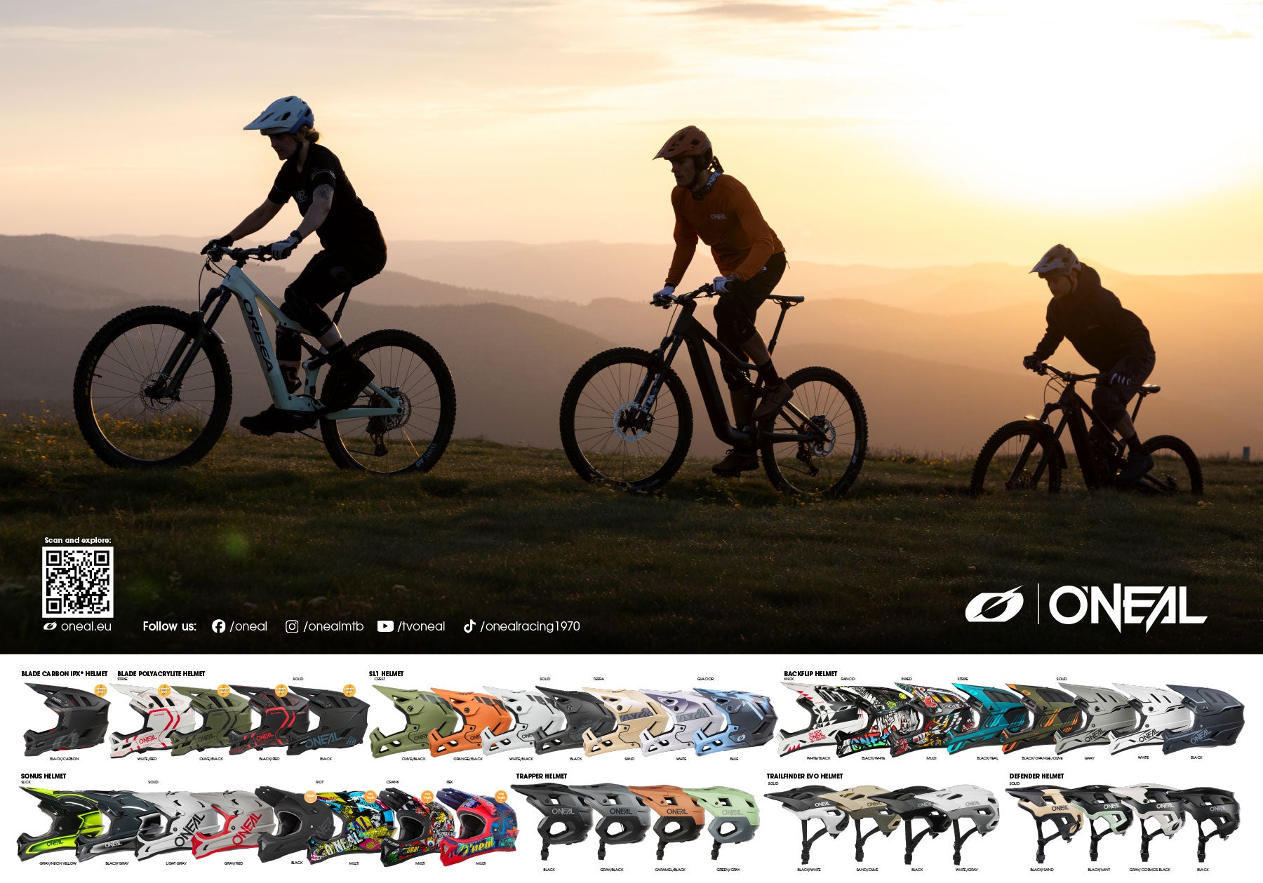 Drei Radfahrer mit Helmen fahren bei Sonnenuntergang mit ihren Mountainbikes einen grasbewachsenen Hügel entlang. Unter ihnen sind Reihen verschiedener O'Neal-Fahrradhelme in unterschiedlichen Stilen und Farben zu sehen, auf denen das O'Neal-Logo und Symbole für soziale Medien abgebildet sind.