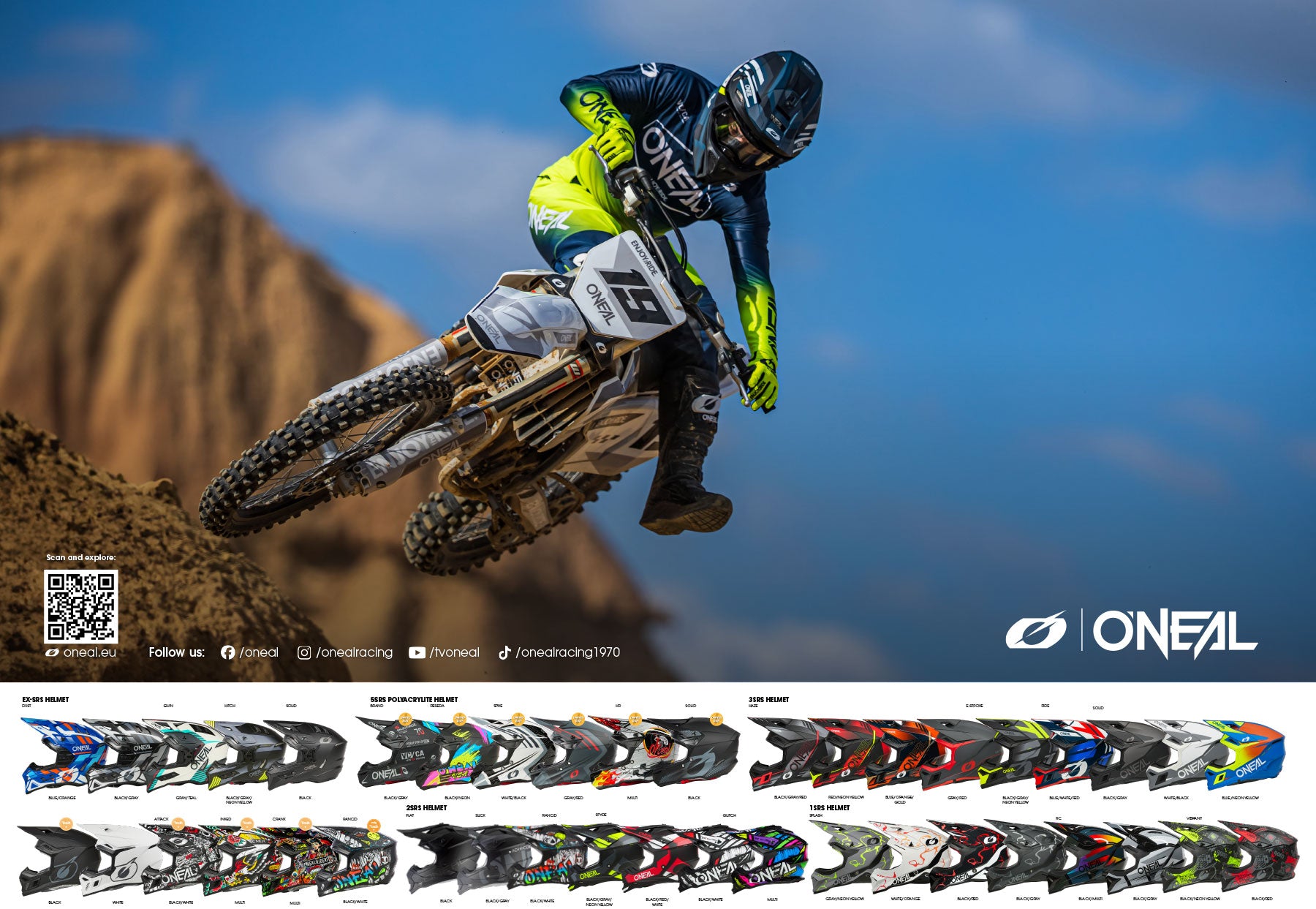 Ein Motocross-Fahrer in O'Neal-Ausrüstung springt mit einem Dirt Bike vor einer felsigen Landschaft. Darunter sind Reihen von bunten O'Neal-Helmen zu sehen. Das Logo von O'Neal und Links zu sozialen Medien erscheinen unten rechts.