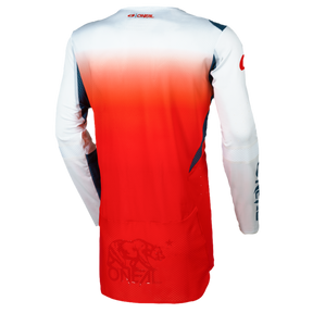 Le maillot PRODIGY FIVE FIVE FADE d'O'NEAL est un maillot de sport à manches longues rouge et blanc avec un design en dégradé, un graphisme de taureau, un marquage sur les manches et le logo O'NEAL sur le bas du dos (de derrière).