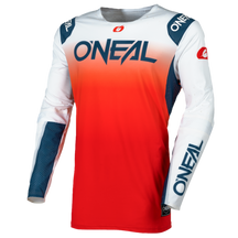 El maillot O'NEAL Prodigy FIVE FADE es un maillot de motocross de manga larga con un degradado de color del blanco al rojo, detalles azules en las mangas y llamativas letras "O'NEAL" en el pecho y el antebrazo derecho.