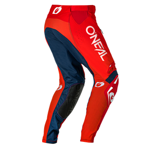 Los pantalones de motocross O'NEAL Prodigy FIVE FADE están disponibles en rojo y azul con la marca O'NEAL en blanco. Incorporan inserciones protectoras y un diseño entallado, perfecto para carreras o pilotaje todoterreno.