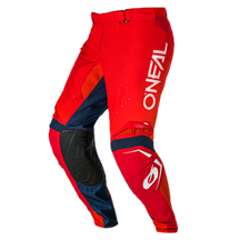 Los pantalones de motocross O'NEAL Prodigy FIVE FIVE FADE de O'NEAL vienen en rojo/naranja/azul marino con la marca en blanco. Incorporan rodilleras, un diseño perforado, una cintura segura y costuras detalladas para combinar estilo y funcionalidad.