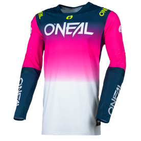 La camiseta O'NEAL Prodigy FIVE FIVE FADE es una camiseta de motocross de manga larga con la inscripción "O'NEAL" en el pecho y un degradado de color que va del azul oscuro en los hombros al rosa brillante y el blanco en la parte inferior y las mangas azules.