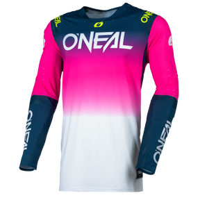 Le O'NEAL PRODIGY Jersey FIVE FIVE FADE est un t-shirt de motocross à manches longues avec l'inscription "O'NEAL" sur la poitrine et un dégradé de couleurs allant du bleu foncé sur les épaules au rose vif et au blanc sur le bas, ainsi que des manches bleues.
