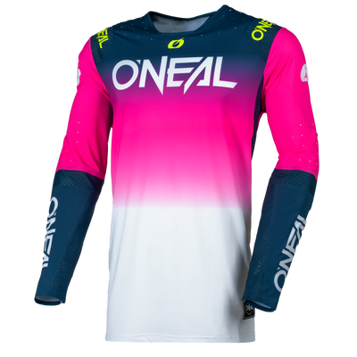 Le O'NEAL PRODIGY Jersey FIVE FIVE FADE est un t-shirt de motocross à manches longues avec l'inscription "O'NEAL" sur la poitrine et un dégradé de couleurs allant du bleu foncé sur les épaules au rose vif et au blanc sur le bas, ainsi que des manches bleues.