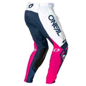 Los pantalones O'NEAL Prodigy FIVE FIVE FADE son unos pantalones de motocross en los colores blanco, azul marino y rosa claro, con la marca "O'NEAL" en el lateral y secciones reforzadas en las rodillas.