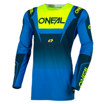 El maillot O'NEAL Prodigy FIVE FIVE RACE es un maillot de motocross de manga larga en tonos azules con detalles en amarillo neón, con el nombre de la marca O'NEAL en el pecho, la muñeca izquierda y el hombro derecho.