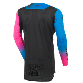 La maglia O'NEAL Europe Prodigy FIVE SIX ha il retro nero in mesh traspirante, maniche lunghe con sfumature di colore blu e rosa e il logo dell'orso californiano sulla parte bassa della schiena. Viene mostrata da dietro su sfondo bianco.