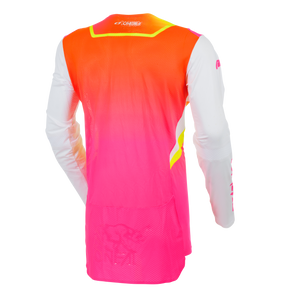 La maglia O'NEAL Prodigy FIVE SIX di O'NEAL Europe è una maglia traspirante a maniche lunghe con retro in rete, accattivante sfumatura di colore rosa-arancio, maniche bianche, dettagli gialli e protezione gomiti imbottita opzionale.