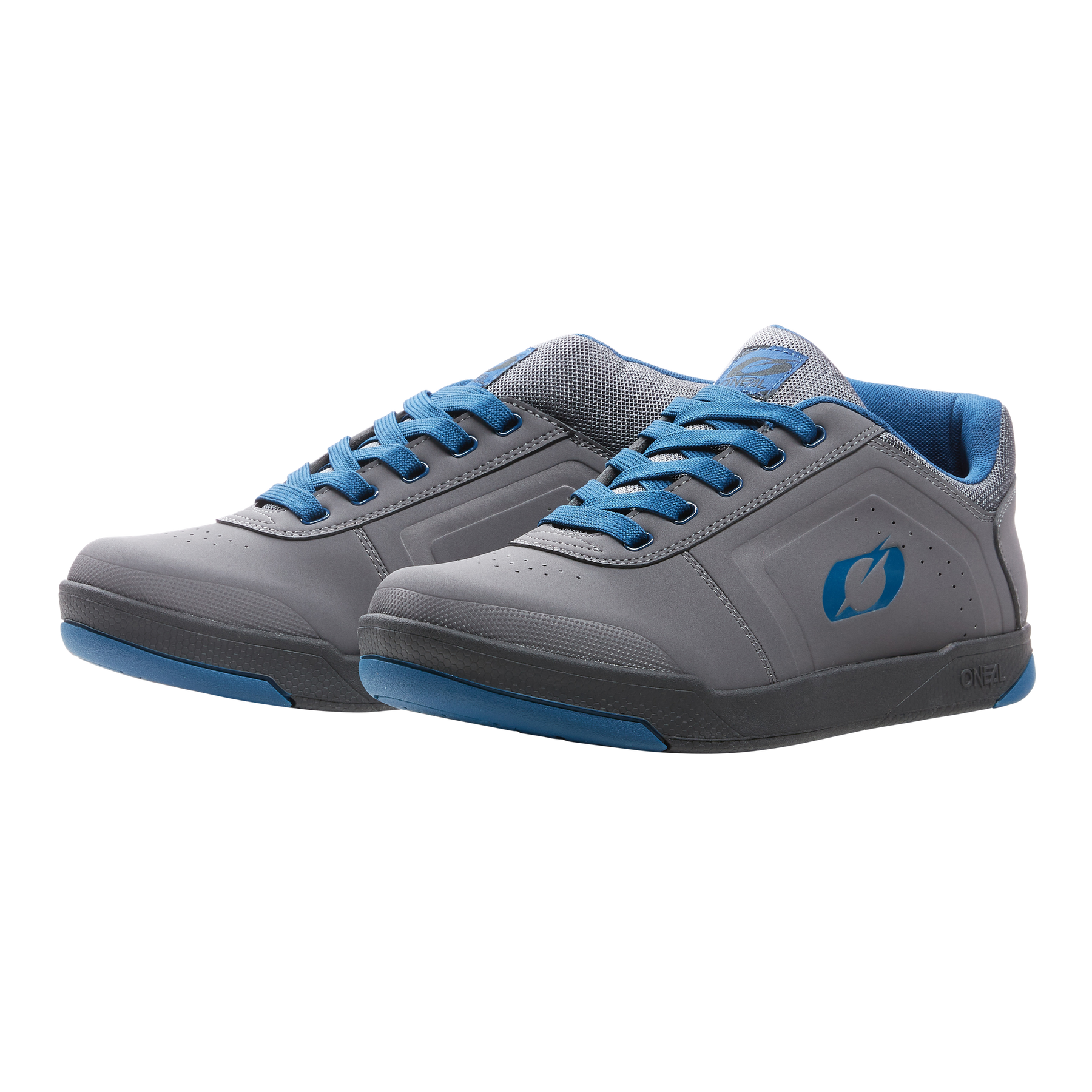 Der O'NEAL PINNED PRO FLAT Pedal Schuh von O'NEAL, ein Paar graue Sportschuhe mit blauen Schnürsenkeln, blauer Innenausstattung und Sohlenakzenten sowie einem blauen Logo an der Seite - ideales Mountainbike-Zubehör - wird auf schwarzem Hintergrund gezeigt.