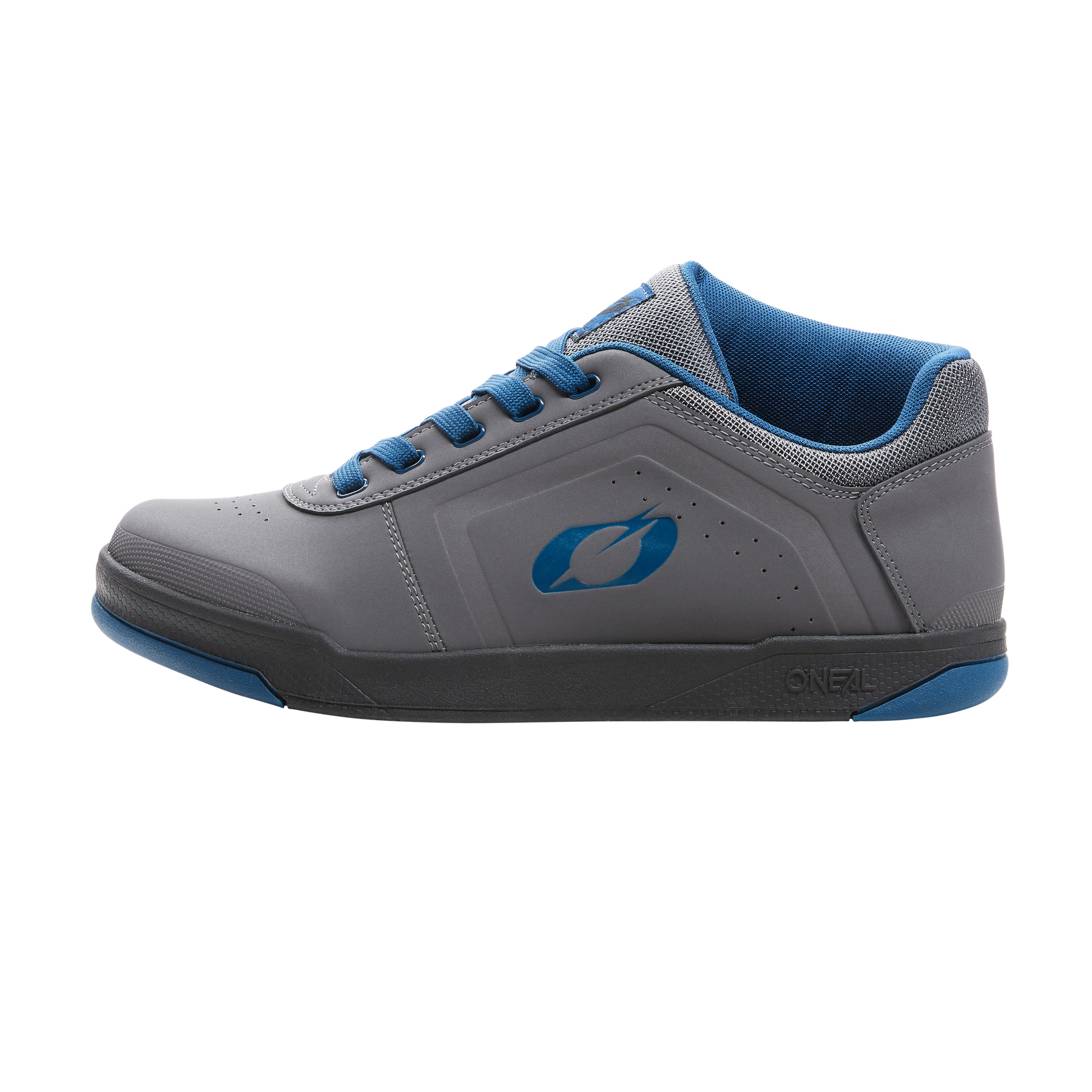 Der O'NEAL PINNED PRO FLAT Pedal Schuh von O'NEAL ist ein grauer und blauer sportlicher Low-Top Fahrradschuh mit blauen Schnürsenkeln, einer blauen Innenausstattung, seitlichem Logo und einer schwarzen Sohle mit stylischen blauen Akzenten.