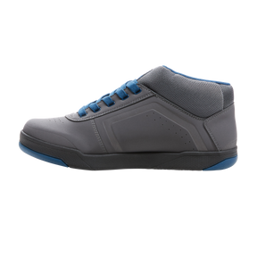 La zapatilla de pedal O'NEAL Pinned PRO FLAT de O'NEAL es una zapatilla de ciclismo gris de caña media con cordones azules, detalles azules en la suela y el talón y un cuello de malla estructurado que se ve desde el lateral sobre un fondo negro.