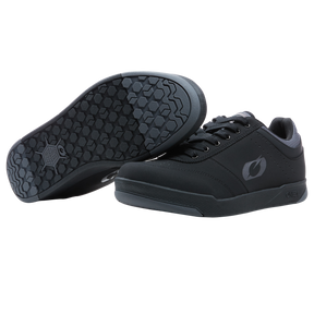 Une paire de chaussures de sport O'NEAL PUMPS FLAT noires avec semelle en caoutchouc et logo discret sur le côté - l'une droite, l'autre avec profil structuré. Élégant et moderne, idéal pour toute collection d'accessoires de vélo.