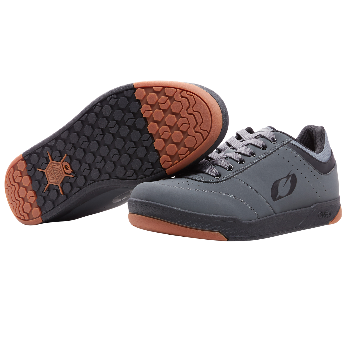 Ein Paar graue O'NEAL PUMPS FLAT Schuhe mit schwarzen Schnürsenkeln und Sohlen mit sechseckigem Profil, braunen Akzenten an der Ferse und der Spitze, einem Logo an der Seite und einem auf der Seite ausgestellten Schuh als Detail. Marke: O'NEAL.