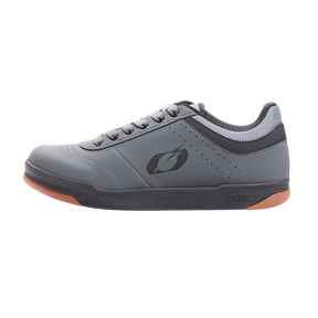 La chaussure O'NEAL PUMPS FLAT est une chaussure de cyclisme grise avec une semelle noire, des détails perforés, un logo latéral stylisé et des lacets gris. Des accents bruns sur la pointe et le talon la rendent idéale pour ta prochaine sortie ou pour faire partie de ta collection d'accessoires de vélo.