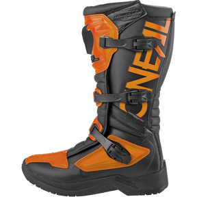 Lo stivale O'NEAL RSX in nero e arancione è dotato di tre fibbie regolabili, inserti imbottiti e un accattivante logo "O'NEAL" sul lato: gli stivali da motocross ideali per combinare stile e protezione.
