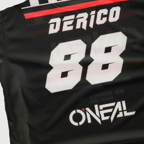 Un primo piano della O'NEAL Custom Jersey Bambini SQUADRON mostra il retro con la scritta "DERICO", il numero "88" in grassetto e il logo O'NEAL sotto, evidenziando il design originale O'NEAL per una maglia unica.