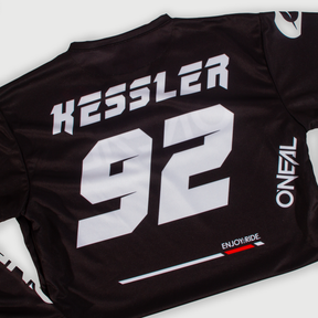Das O'NEAL Custom Jersey HARDWEAR ELITE zeigt "KESSLER 92" in kräftigem Weiß auf dem Rücken, das O'NEAL-Logo auf dem Ärmel und "ENJOY.RIDE." in der Nähe des Saums - perfekt als einzigartiges Trikot für echte Fans.