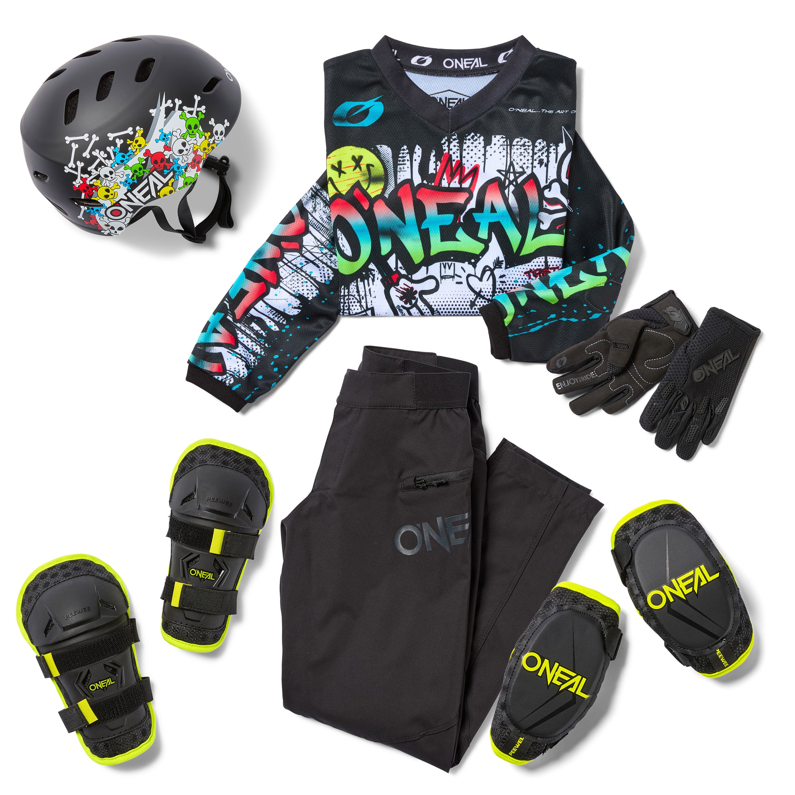 Ein Satz BMX-Schutzausrüstung, darunter ein schwarzer Helm mit farbenfroher Graffiti-Kunst, ein passendes Graffiti-Trikot, schwarze Handschuhe, eine schwarze Hose und vier schwarz-gelbe Schutzpolster für Knie und Ellbogen, alle mit der Marke „ONEAL“.