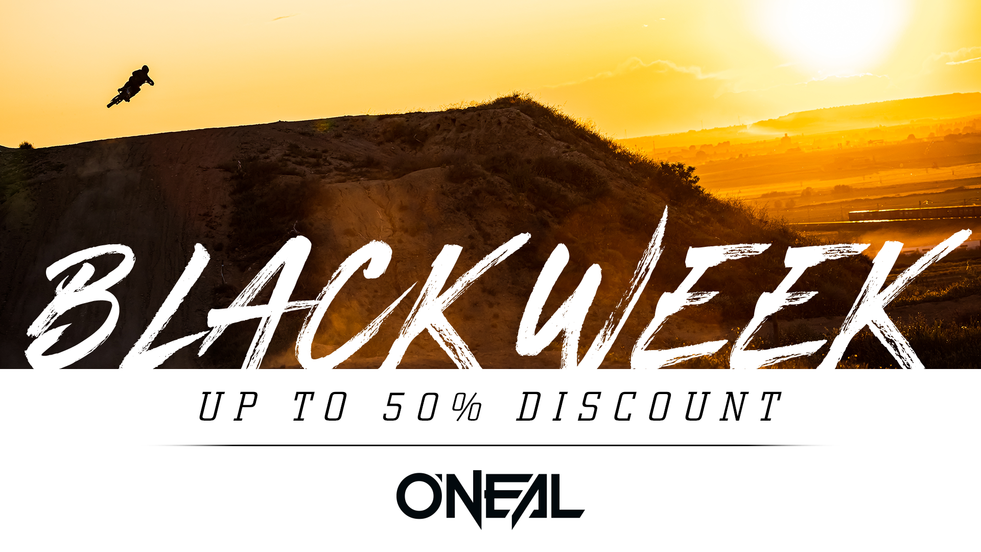 Ein Radfahrer fährt bei Sonnenuntergang einen Hügel entlang, am unteren Rand sind der Text „BLACK WEEK BIS ZU 50 % RABATT“ und das O'Neal-Logo zu sehen.