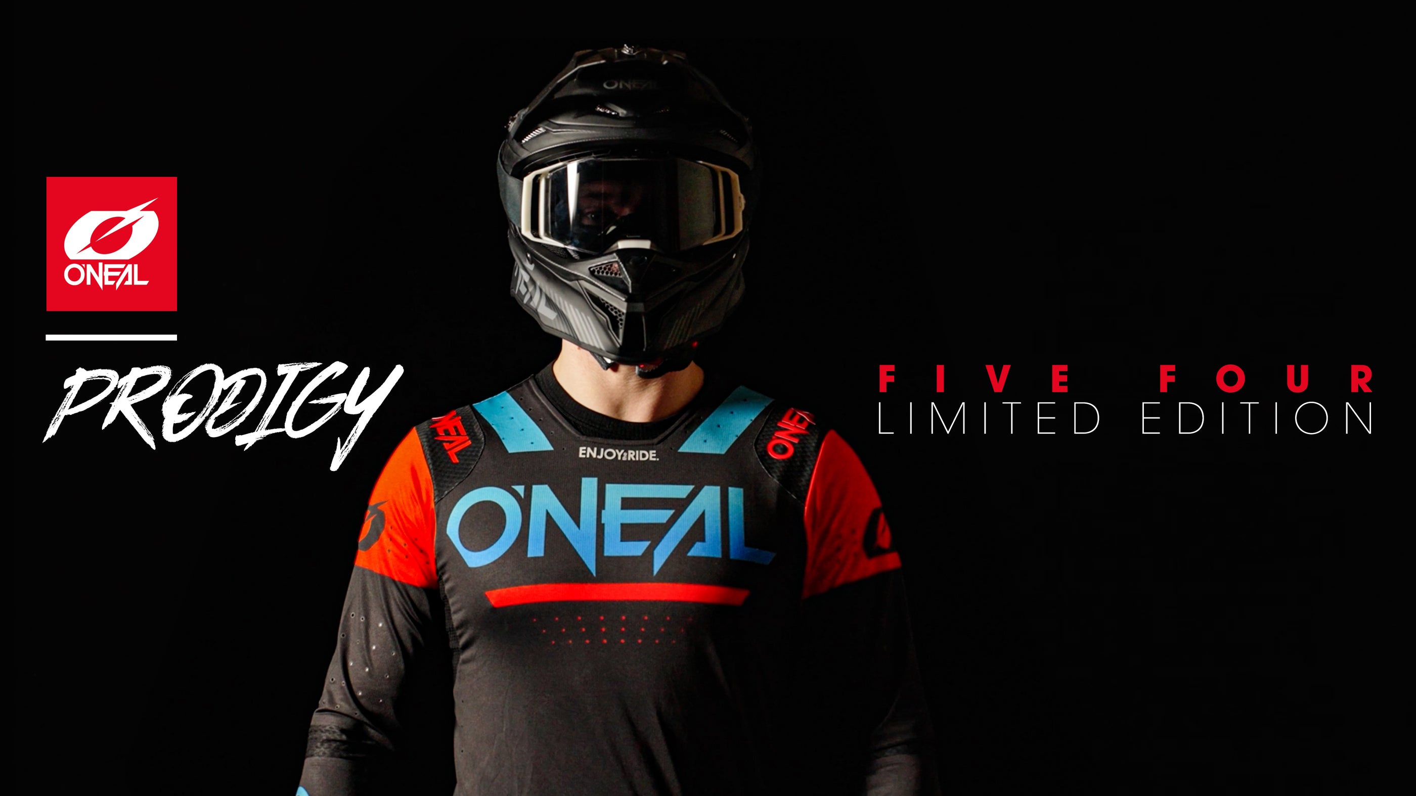 Eine Person mit schwarzem Motocrosshelm und -trikot steht vor einem dunklen Hintergrund. Das Trikot ist überwiegend schwarz mit roten, blauen und weißen Akzenten und dem O'NEAL-Logo. Der Text auf dem Bild lautet „Prodigy“, „Five Four Limited Edition“ und zeigt das O'NEAL-Logo.
