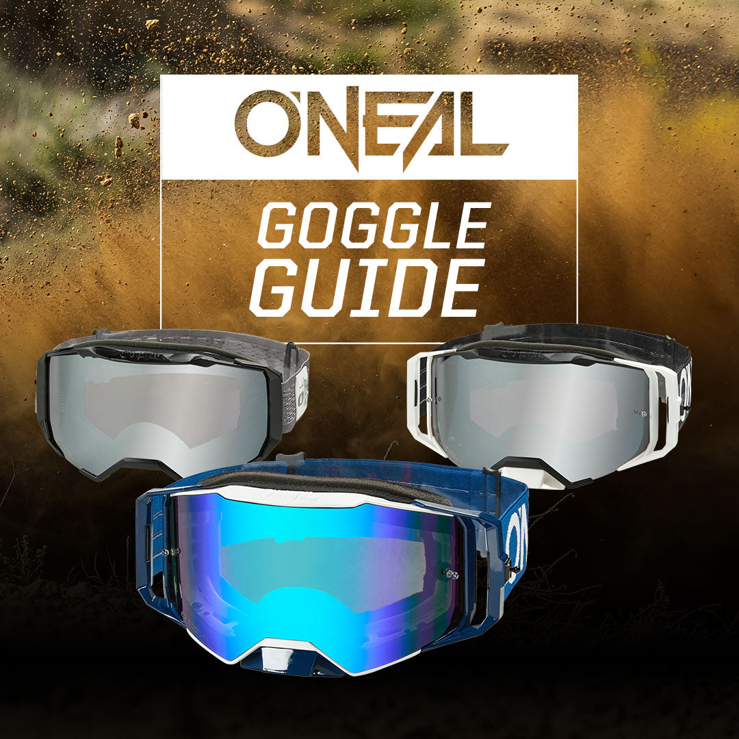 Drei Paar Motocross-Brillen, darunter eine blau verspiegelte Brille vorne und zwei schwarz-weiße Brillen hinten, werden unter dem Titel "O'Neal Goggle Guide" vor einem schmutzigen Hintergrund gezeigt.